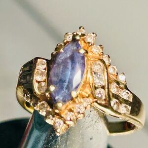 Exquisite 10K Gold, Tanzanite and Diamond ring.